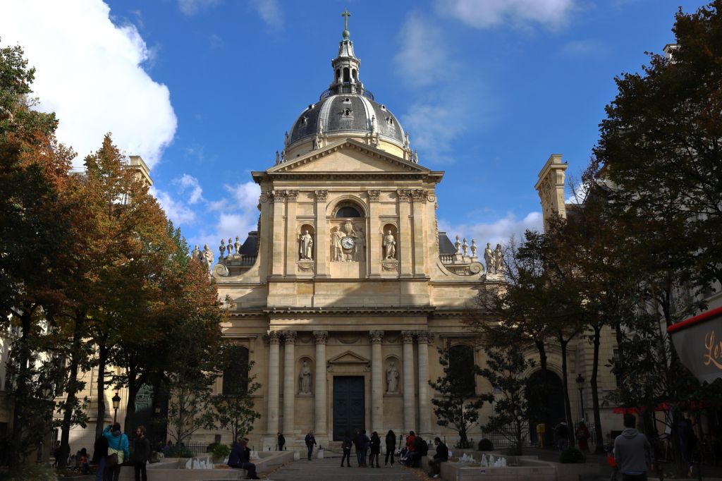 Entrée de la chapelle de la Sorbonne Université